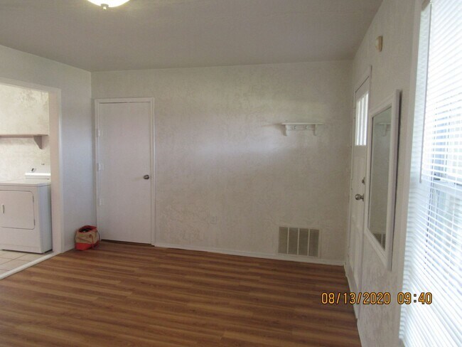 Building Photo - Located walking distance to Cameron University and Comanche Hospital !!