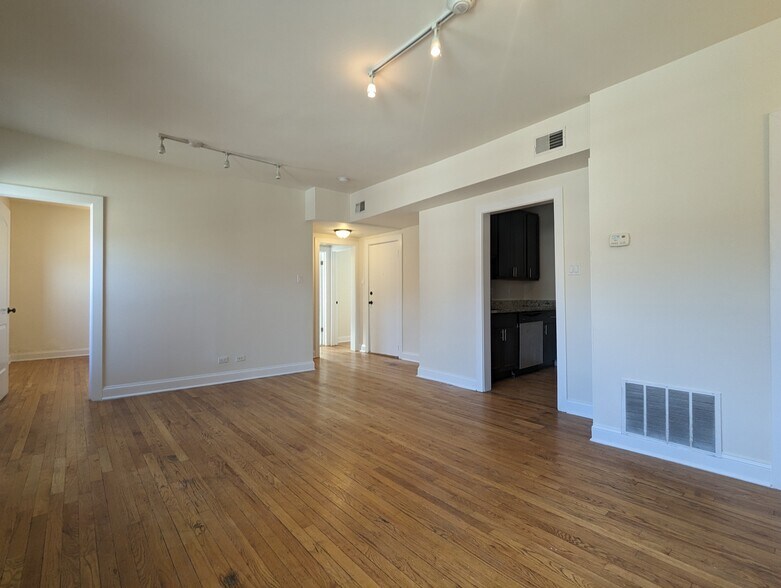 Building Photo - 4032 N Ashland Ave