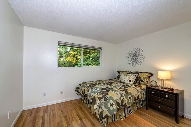 Building Photo - Spacious Redmond 3 BR Home - Close to Parks and Microsoft