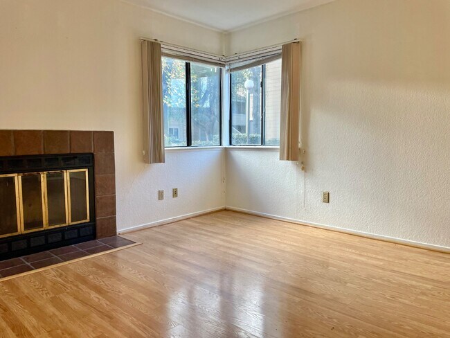 Building Photo - 1661 Pyrenees Ave