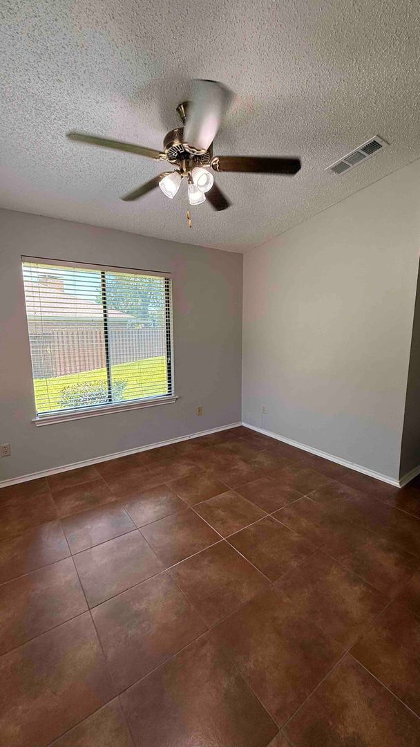 Building Photo - 3bed/2bath Townhouse with 2 car garage