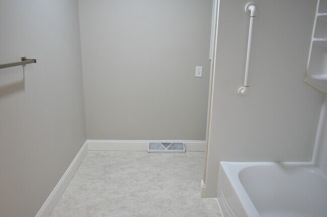 Building Photo - 1208 Oak St N