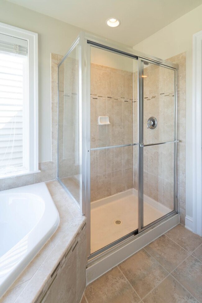 Building Photo - Gorgeous 3 Level Townhome
