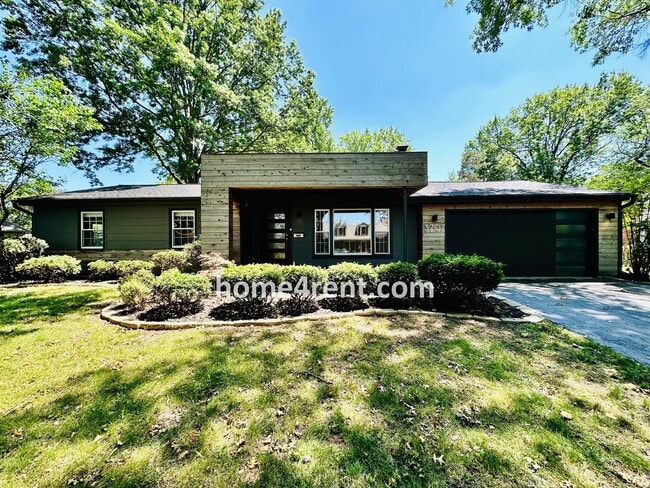 Primary Photo - Updated Ranch Style Home in Prairie Villag...