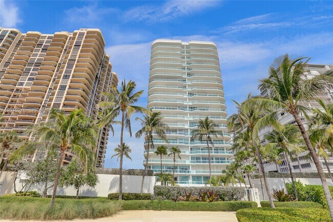 Building Photo - 10101 Collins Ave