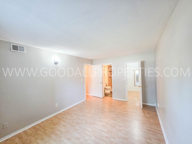 Building Photo - Summer Leasing Special: $995/month 2 Bed, 2 Bath Condo with Pool Access in Clive