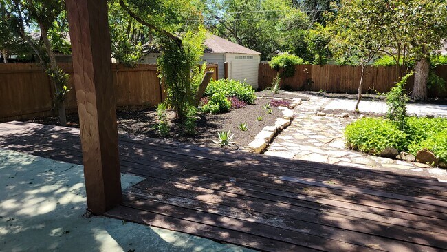 Building Photo - 2150 W Huisache Ave