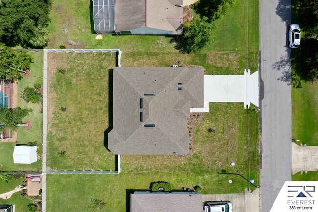 Building Photo - FULLY FENCED, LIKE NEW 3/2/2 IN DESIRABLE PINE GROVE