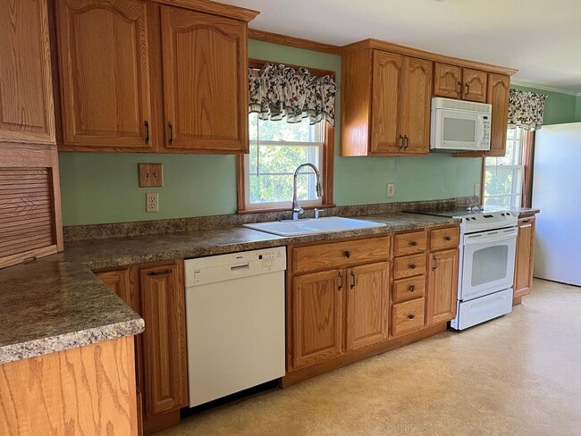 Building Photo - 3BR/2BA Available NOW- Napier Field