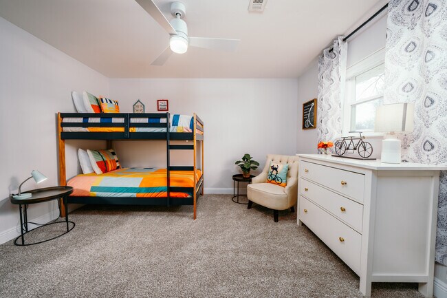 Building Photo - 1605 SE P St