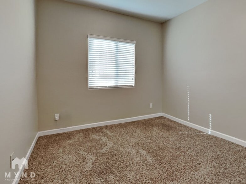 Building Photo - 1367 S Country Club Dr