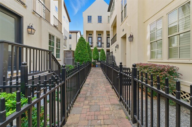 Building Photo - 2508 Sherwin St
