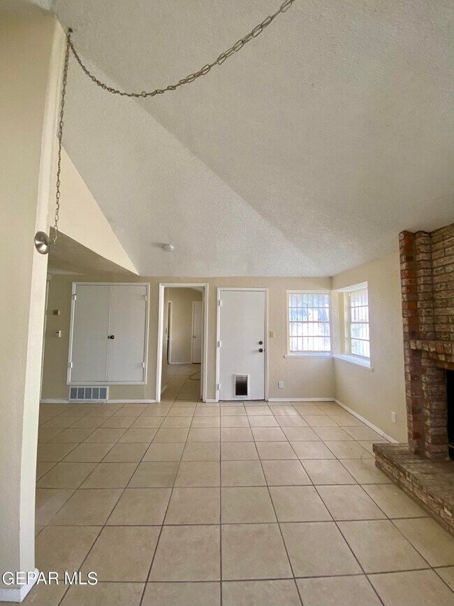 Building Photo - 823 Montera Rd