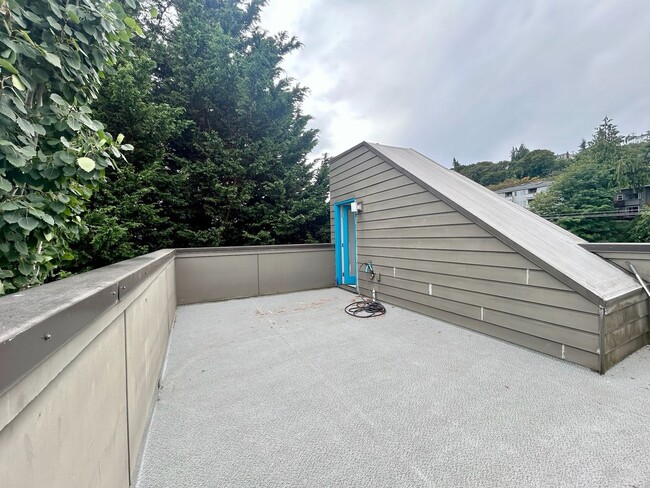 Building Photo - East Queen Anne Townhouse