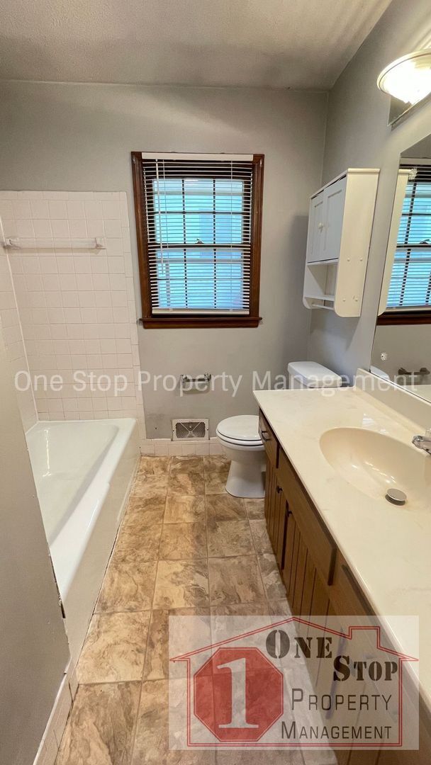 Building Photo - 2 Bedroom, 2 Bathroom Duplex in Raytown, MO