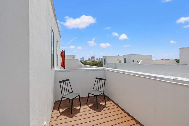 Building Photo - 320 15th St N