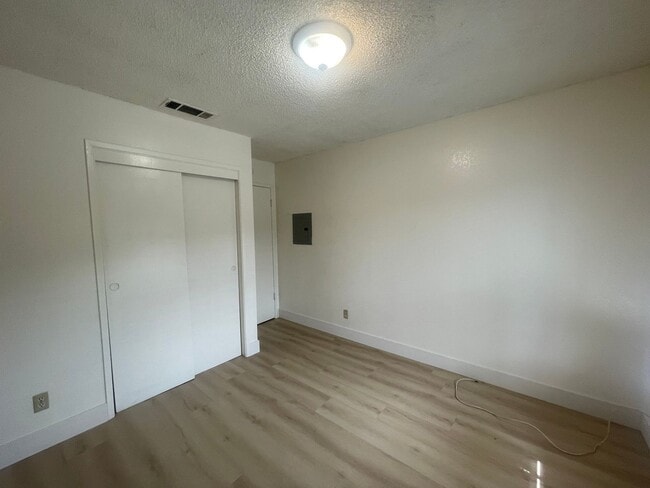 Building Photo - 1221 N Peach Ave