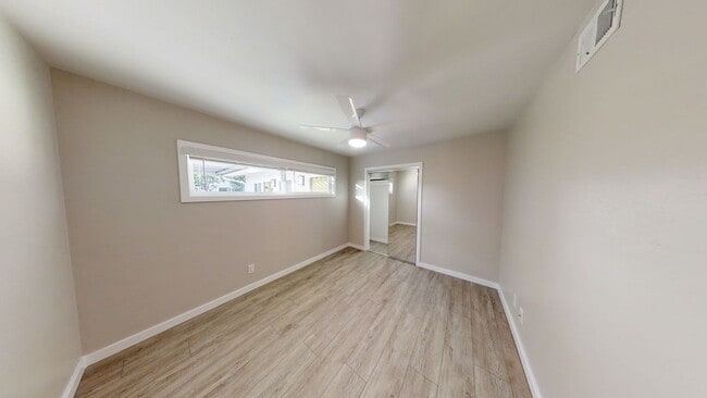 Building Photo - 7 BD, 3 BR. Spacious Yard!!