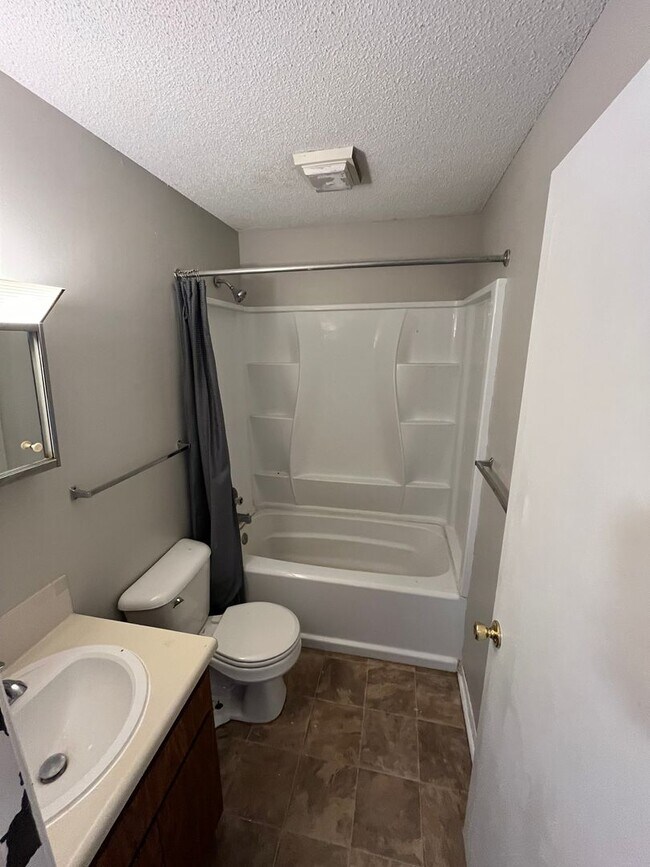 Building Photo - One Bedroom Apartment in Butler!