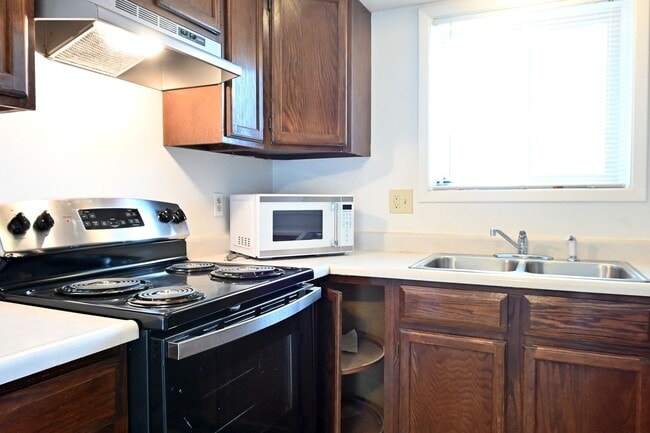 Building Photo - 2 bed 1 Bath townhouse