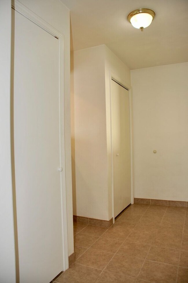 Building Photo - 2 bed 1 bath duplex Post Falls