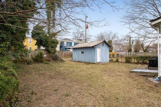 Building Photo - $2,000 / 3 br / 2.0 ba / 1,249 sqft