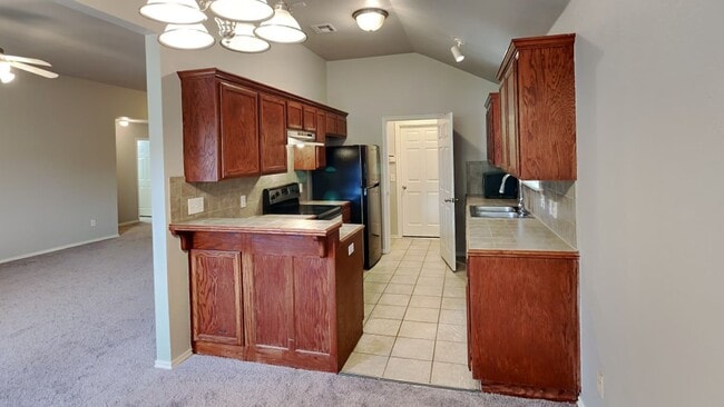 Building Photo - Very Nice 3 Bedroom 2 Bath Home in Mustang Schools