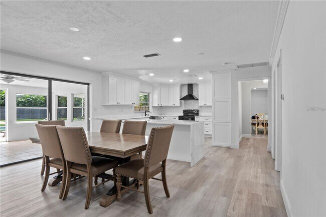Building Photo - 904 Carvell Dr
