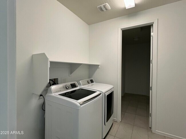 Building Photo - 8757 W Rancho Dr