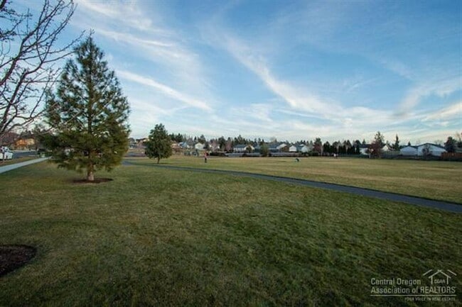 Building Photo - NE House Pet Friendly, 4 Bdrm, 2.5 Bath, Bonus Room, Office, Gas Heat/fireplace, A/C