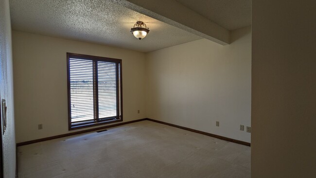 Building Photo - Beautiful 5 Bed, 3.25 Bath Broadmoor Home!