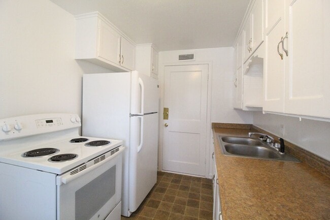 Building Photo - October FREE On This 1 Bedroom 1 Bath Dupl...