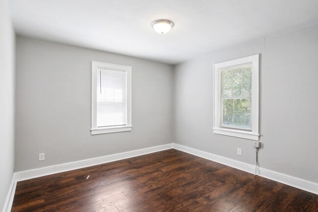 Building Photo - Large 2 Bedroom/1 Bath Downtown Home Near ...