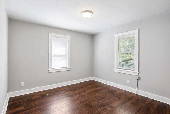 Building Photo - Large 2 Bedroom/1 Bath Downtown Home Near Forsyth Park