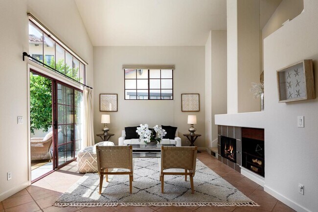 Building Photo - Great Location 3 bdrm townhome