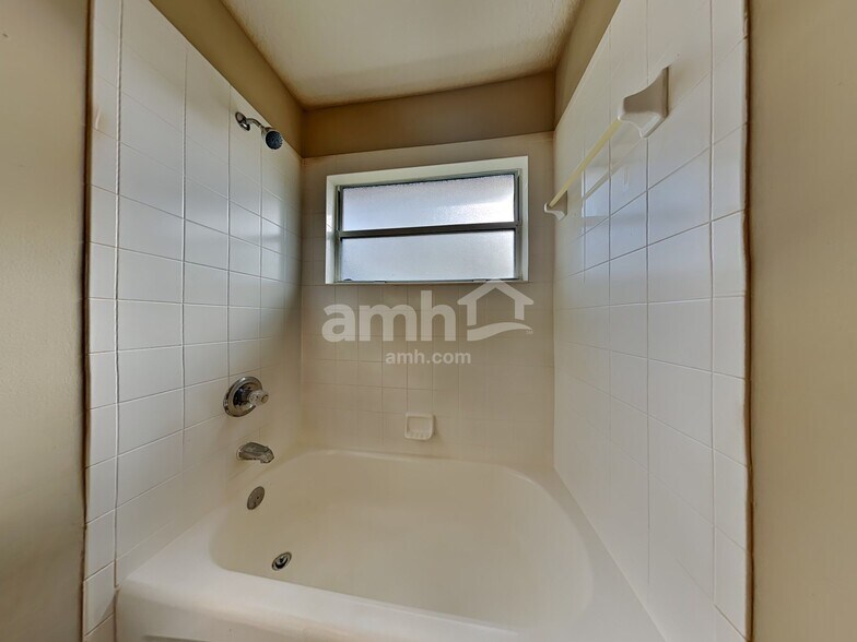 Building Photo - 341 Diana Ct