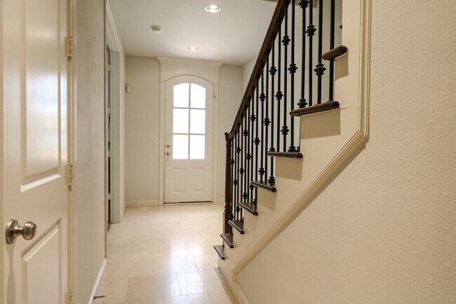 Building Photo - 2037 Fannin Station N