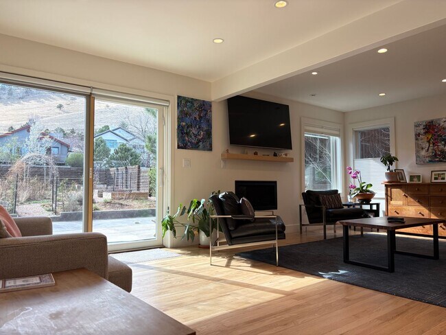 Building Photo - Stunning 4 bed 3.5 Bath Home in Wonderland Hills Walking Distance to Wonderland Lake. Rent Furnis...