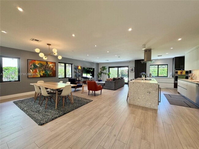 Building Photo - 815 Valencia Ave