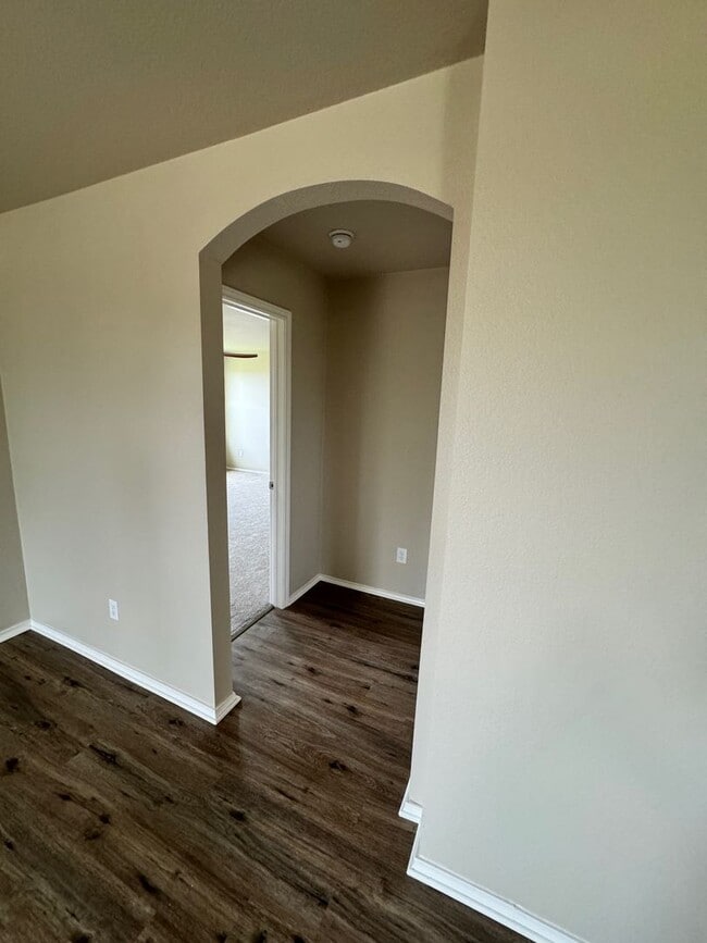 Building Photo - Ready For Move In! A Must See Modern & Spa...