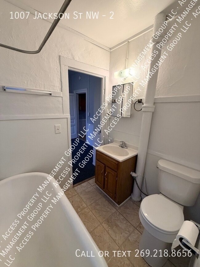 Building Photo - 1007 Jackson St NW