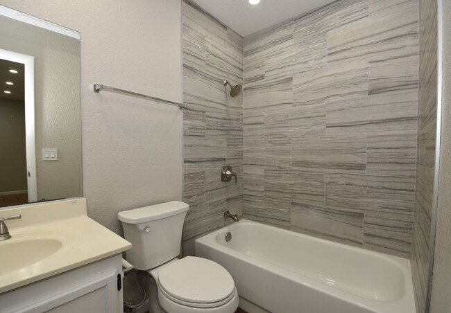 Building Photo - Stunning 2-Bedroom Condo 2nd Floor at The Lakes!