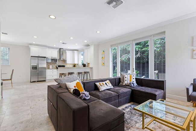 Building Photo - 1705 NE 11th St