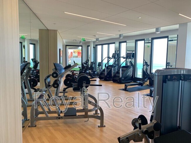 Building Photo - 987 Queen St