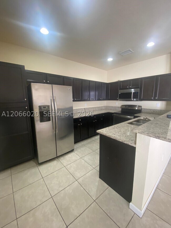 Building Photo - 9438 SW 171st Ct