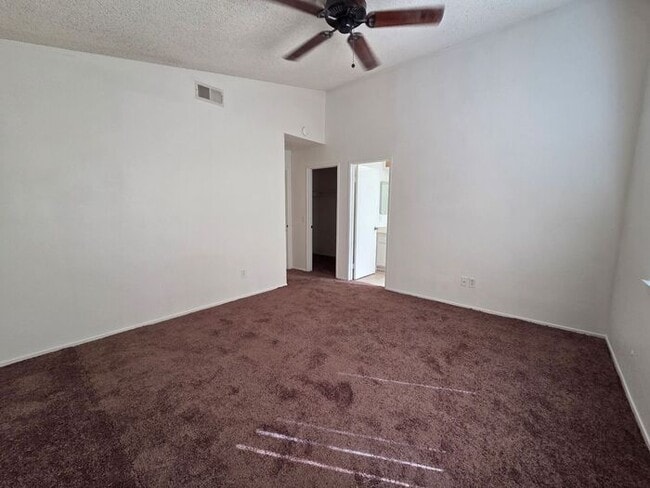 Building Photo - New Listing!