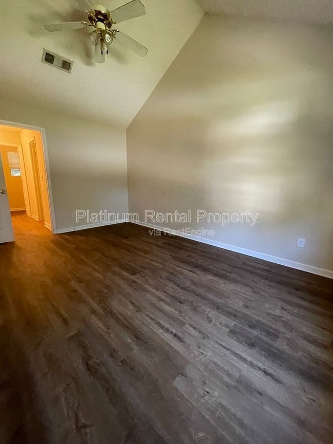 Building Photo - 9260 Golf View Dr