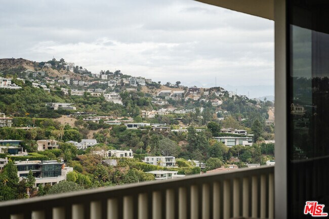 Building Photo - 9255 Doheny Rd