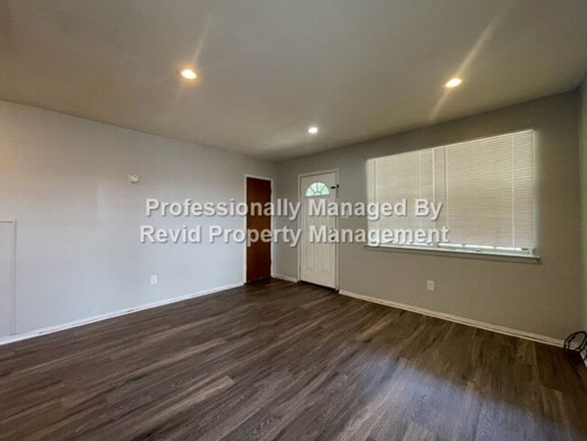 Building Photo - 906 Brower St