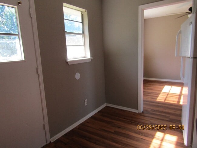 Building Photo - MOVE IN SPECIAL: $200 OFF OF THE 1ST FULL MONTH'S RENT!